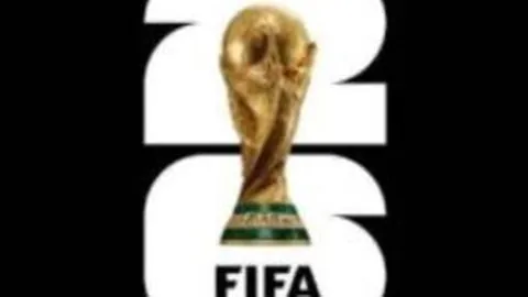 “王大雷新赛季首犯红牌！踢倒刘鑫瑜引争议，VAR调整判罚结果为直红”